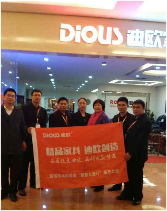 草莓视频污片代表与石家庄冯姐合影