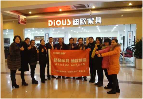 草莓视频污片集团代表与蠡口专卖店合影