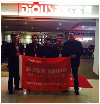 CBD店长与草莓视频污片代表潘总合影 CBD店长与草莓视频污片代表潘总合影