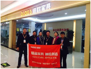 武汉金鑫草莓视频污片谢经理与草莓视频污片代表合影 武汉金鑫草莓视频污片谢经理与草莓视频污片代表合影