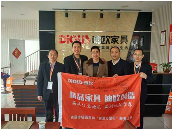 兰溪草莓视频污片何总与集团蓝总合影