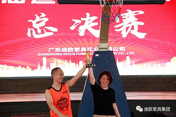 【最佳教练-唐行尧&颁奖嘉宾-集团行政副总杨青梅女士】 【最佳教练-唐行尧&颁奖嘉宾-集团行政副总杨青梅女士】