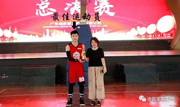 【最佳运动员-张伦发&颁奖嘉宾-集团行政副总杨青梅女士】 【最佳运动员-张伦发&颁奖嘉宾-集团行政副总杨青梅女士】