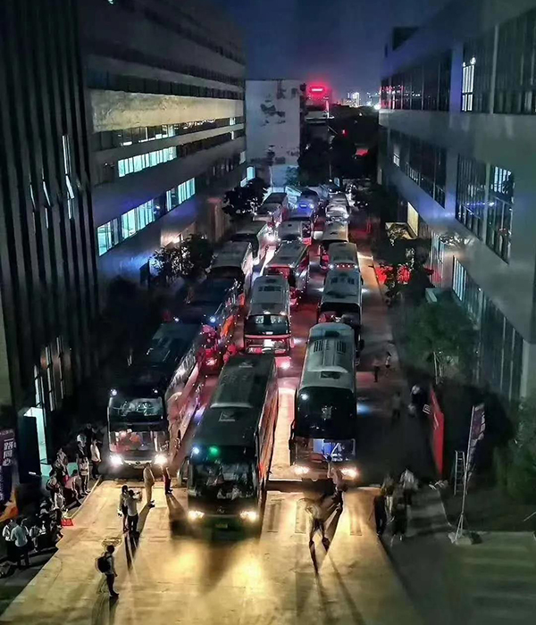 草莓视频污片家具参会员工出发广州博览会