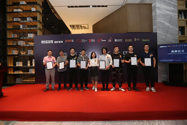 广州卡撒传媒副总经理钟晓颜 为本期特邀分享嘉宾颁发证书。