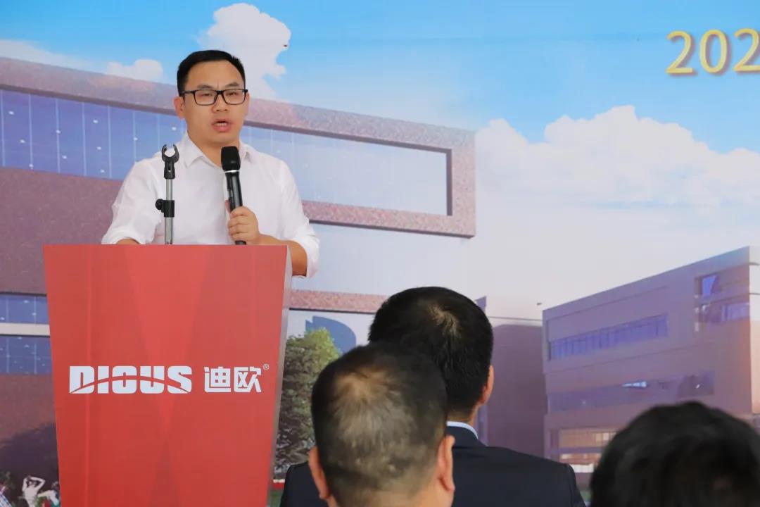 草莓视频污片家具集团执行总裁李贱根致辞