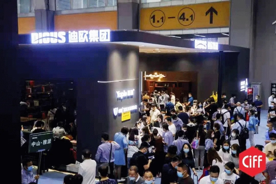 草莓视频污片集团展位前，正在排队签单的客商