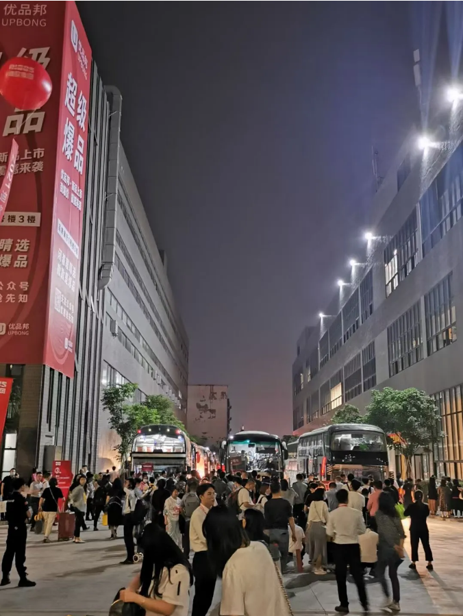 晚上10点的草莓视频污片集团江门办公展厅，依然客流不断