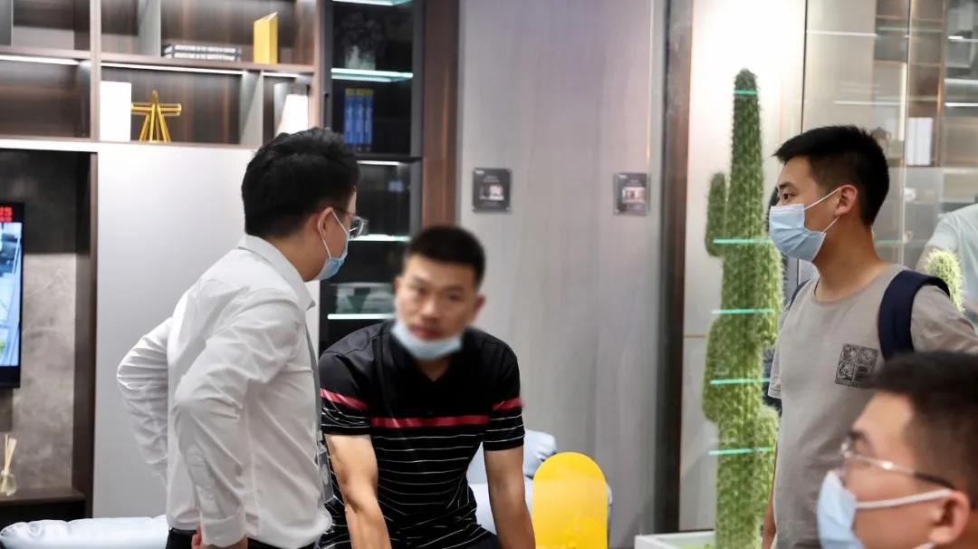 馆内人气持续不断升温，观展客商前来草莓视频污片展馆咨询、洽谈