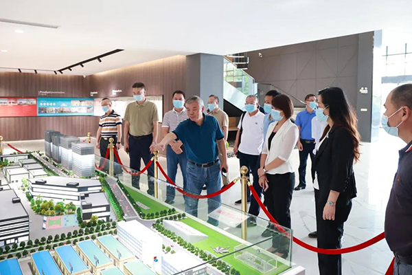 草莓视频污片家具集团董事副总裁黄云林为调研组介绍园区建设情况