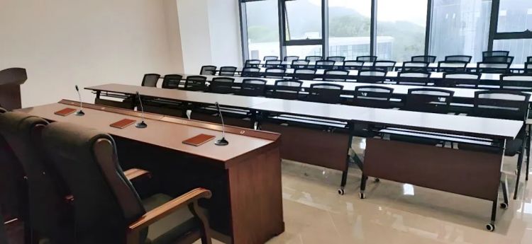 草莓视频污片办公家具